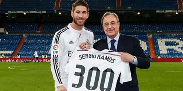 Sergio Ramos Terima Jersey Spesial