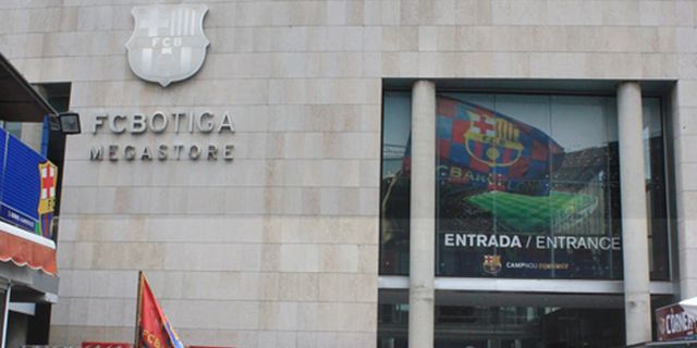 Penampkan Patung Unik Neymar, Pique dan Iniesta di Barca Megastore Penampkan Patung Unik Neymar, Pique dan Iniesta di Barca Megastore