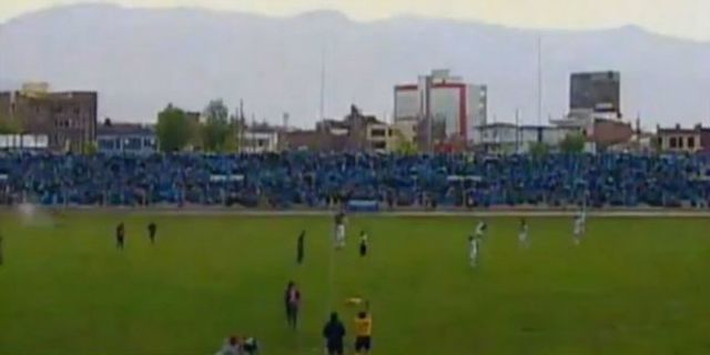 Ngeri! Pemain Ini Disambar Petir di Tengah Lapangan! Ngeri! Pemain Ini Disambar Petir di Tengah Lapangan!