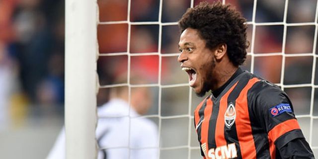 Luiz Adriano Resmi Sejajar Cristiano Ronaldo