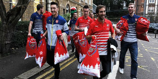 Galeri: Arsenal Bagikan Kado Natal Untuk Para Fans Ciliknya