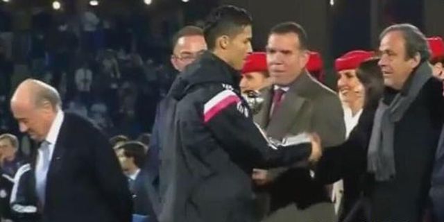 Video: Ronaldo Ternyata Jabat Tangan Platini Video: Ronaldo Ternyata Jabat Tangan Platini
