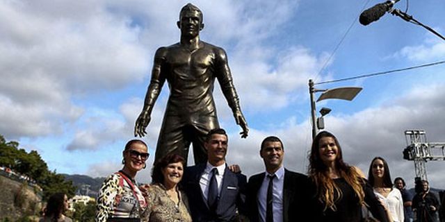Patung Ronaldo Alami Ereksi? Patung Ronaldo Alami Ereksi?