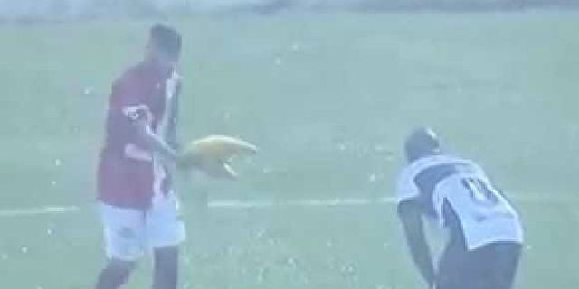 Neymar Goda Lawan di Lapangan dengan Pisang