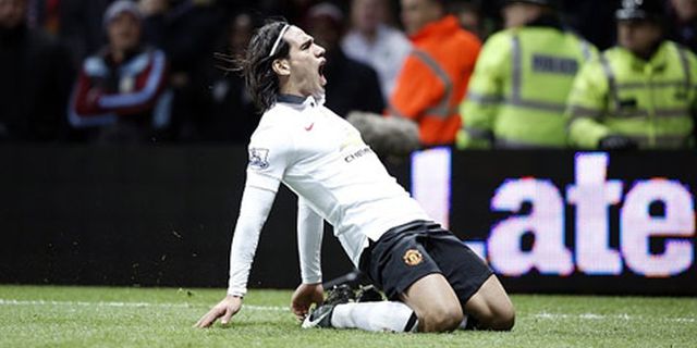 Rayakan Gol Falcao, Dua Fans Cilik Diusir Dari Villa Park