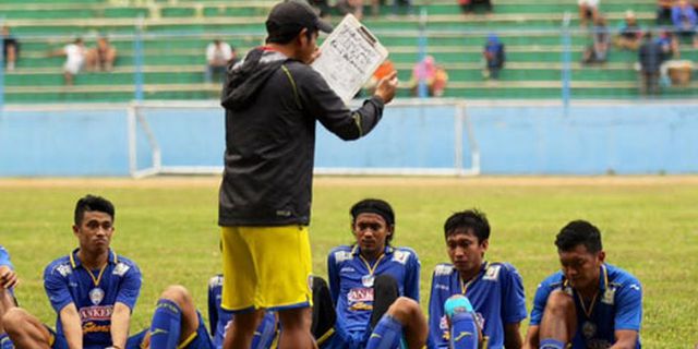 Lawan UITM, Pelatih Arema Pantau Kondisi Anak Asuhnya