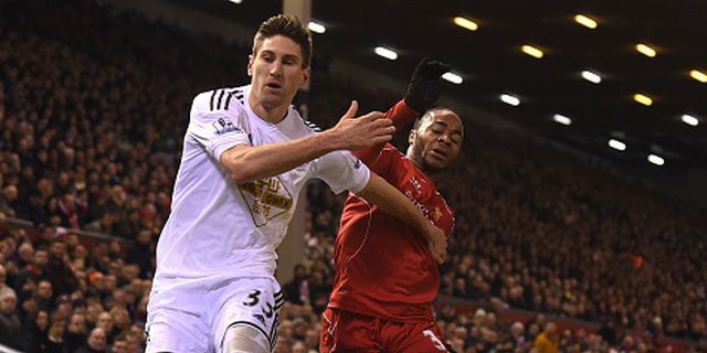 Carragher: Sikut Lawan, Sterling Beruntung Tak Diusir