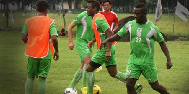 Pelatih Persebaya Puji Bangura