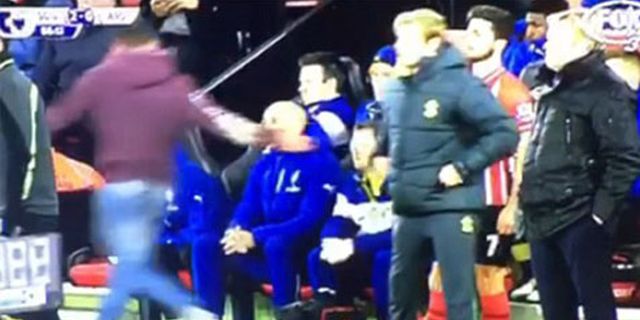 Arsenal Kalah, Seorang Fan Provokasi Wenger