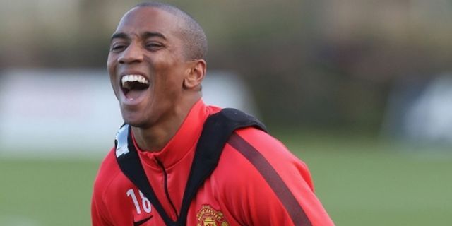 Krisis Cedera United Usai, Young Justru Tanggapi Dengan Candaan Krisis Cedera United Usai, Young Justru Tanggapi Dengan Candaan
