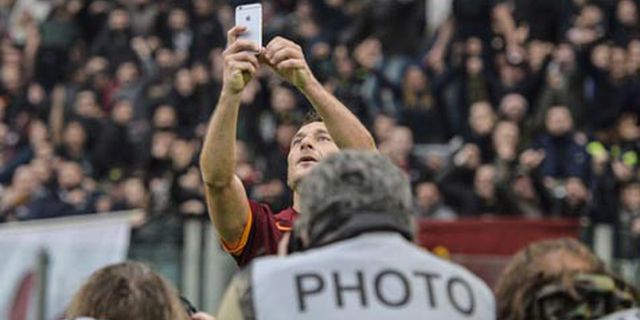 Ini Alasan Totti Pilih Selebrasi Selfie