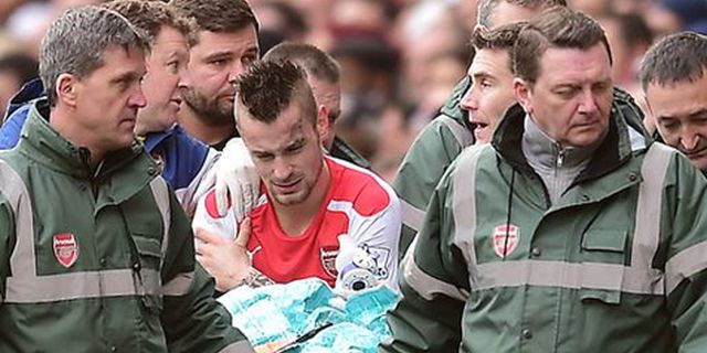 Debuchy Cedera Lagi, Wenger Pusing