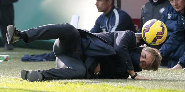Usai 'Dihajar' Andreolli, Mancini Kembali Ditumbangkan Kuzmanovic Usai 'Dihajar' Andreolli, Mancini Kembali Ditumbangkan Kuzmanovic