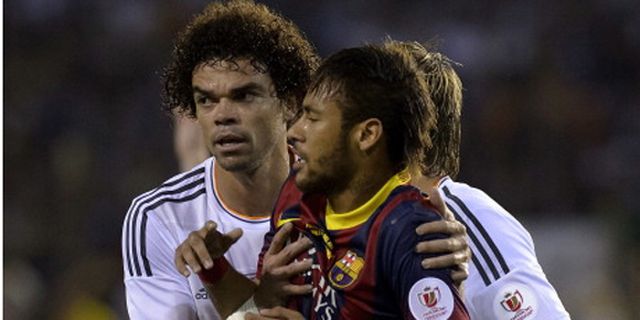 Brutal! Kaki Pepe Hajar Wajah Neymar di FIFA 15 Brutal! Kaki Pepe Hajar Wajah Neymar di FIFA 15