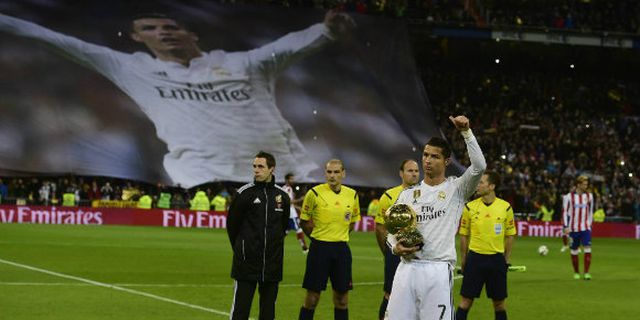 Galeri: Ronaldo Pamerkan Trofi Ballon d'Or di Santiago Bernabeu