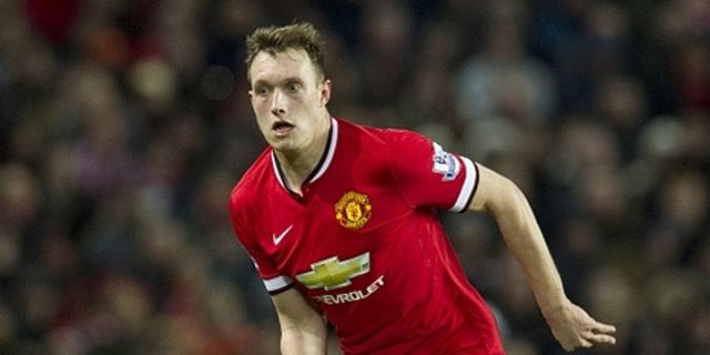 Phil Jones: Pelajari Taktik Baru Tak Semudah Jentikkan Jari