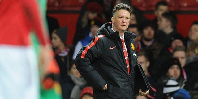 Dikritik, Van Gaal Bela Formasi 3-5-2