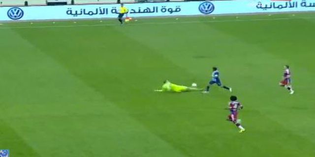 Video: Aksi Nekat Neuer Rebut Bola di Tengah Lapangan