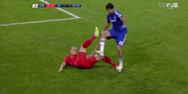 Dua Aksi Brutal Costa di Duel Liverpool Dua Aksi Brutal Costa di Duel Liverpool