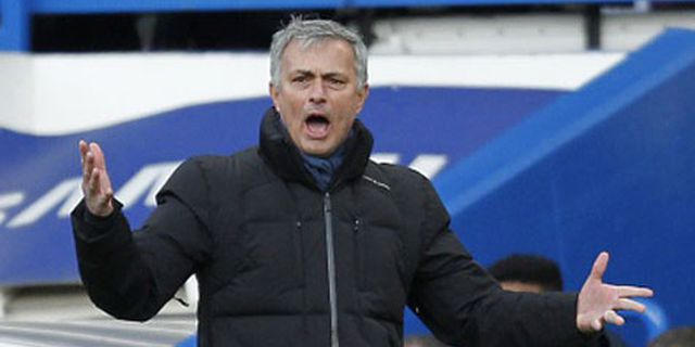 Scholes: Terlalu Sering Protes, Mourinho Akan Diabaikan Wasit