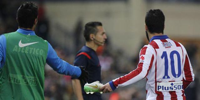 Casillas Ejek Lemparan Arda Turan