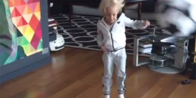 Neymar Ajarkan Anaknya Bermain Bola Neymar Ajarkan Anaknya Bermain Bola