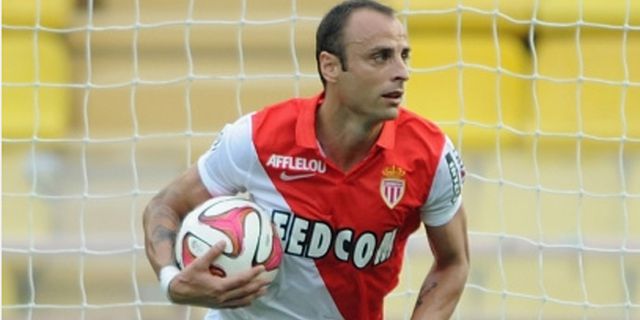 Video: Nakal! Berbatov Colokkan Jari ke Mata Lawan