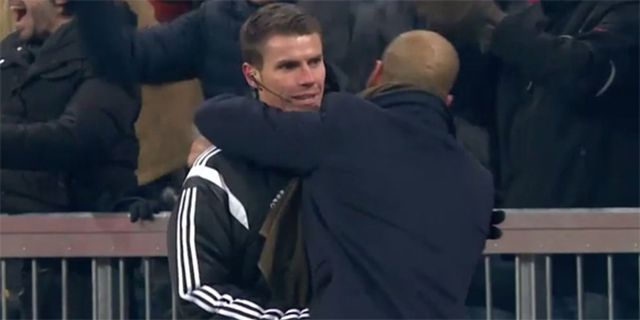 Video: Kegirangan Rayakan Gol, Guardiola Malah Peluk Wasit Video: Kegirangan Rayakan Gol, Guardiola Malah Peluk Wasit