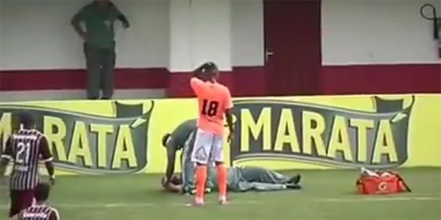 Video: Coba Tolong Pemain, Staf Medis Ini Malah Ditandu Keluar Video: Coba Tolong Pemain, Staf Medis Ini Malah Ditandu Keluar