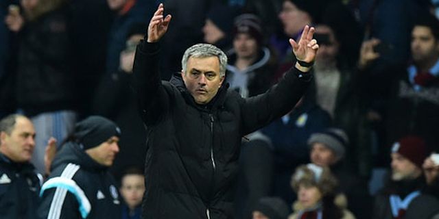 Akhiri Puasa Bicara, Mourinho Sindir Sikutan Van Persie