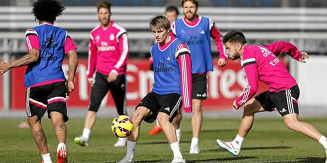 Berlatih Dengan Skuat Utama, Odegaard Tak Mau Segera Debut Berlatih Dengan Skuat Utama, Odegaard Tak Mau Segera Debut
