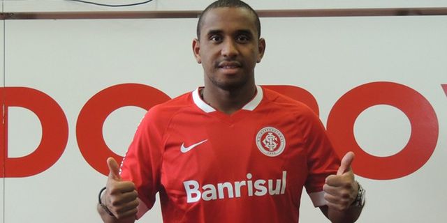 Laga Pertama Usai Tinggalkan MU, Anderson Langsung Gagal Penalti Laga Pertama Usai Tinggalkan MU, Anderson Langsung Gagal Penalti