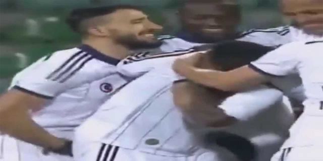 Cetak Gol, Pantat Pemain Ini Dirogoh Rekannya