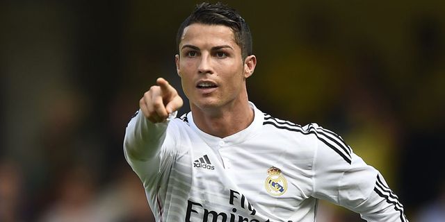 Ronaldo Dapat Hadiah iPhone d'Or 