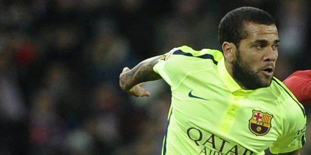 Ditarik Enrique, Dani Alves Tendang Botol