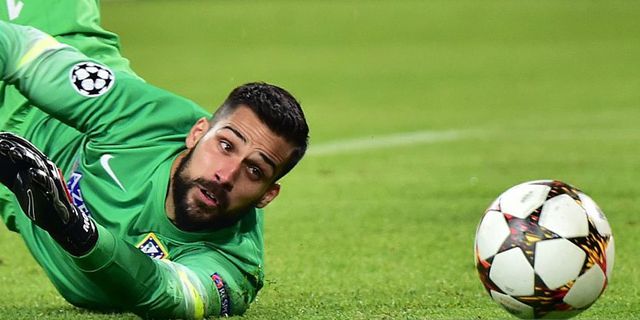 Clean Sheet Moya Terpanjang ke-11, Setara van der Sar