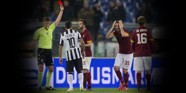 Roma Identik Merah Lawan Nyonya Tua Roma Identik Merah Lawan Nyonya Tua