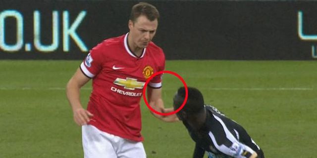 Evans Bantah Ludahi Papiss Cisse