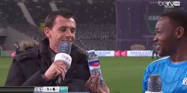 Video: Reaksi Keren Kiper Marseille Saat Dapat Lemparan Botol