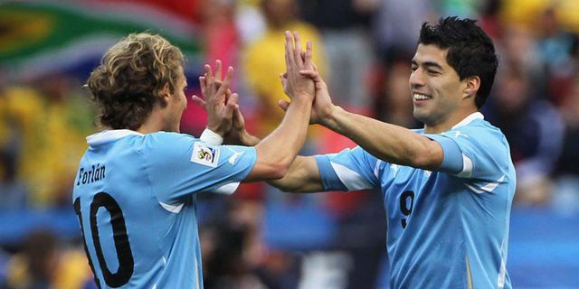 Luis Suarez Lepas Forlan di Timnas Uruguay