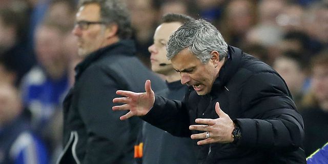 Chelsea Dituding Kerubungi Wasit, Mourinho Tak Terima