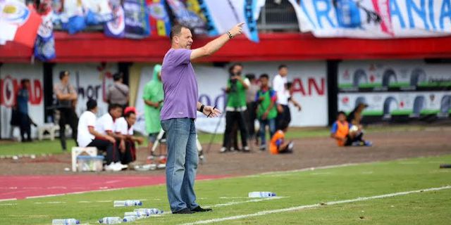 Dejan Antonic Sanjung Gelaran Bali Island Cup 2015 Dejan Antonic Sanjung Gelaran Bali Island Cup 2015
