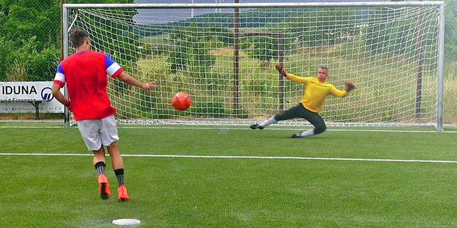 Sok Bergaya Panenka, Penalti Romario Malah Tuai Malu