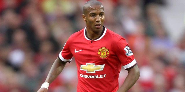 Young: Man United Incar Tiga Poin di Anfield