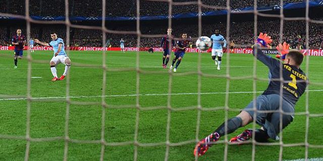 Ter Stegen Tepis Penalti Aguero Berkat Contekan Dari Mascherano