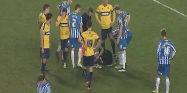 Terkapar Cedera, Wasit Ini Malah Dikerjai Dengan Vanishing Spray Terkapar Cedera, Wasit Ini Malah Dikerjai Dengan Vanishing Spray