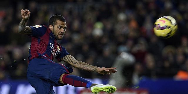 Bertahan di Barca, Alves Tuntut Kontrak Tiga Tahun