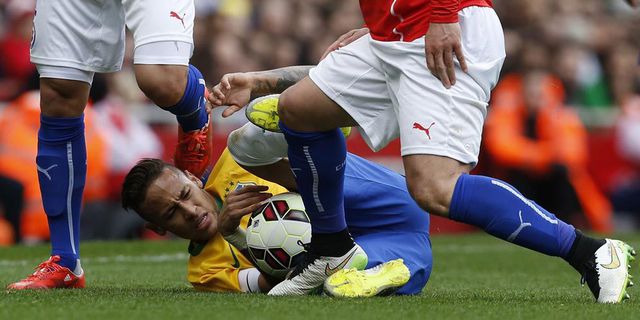 Diinjak Medel, Neymar Tuntut Perlindungan Wasit