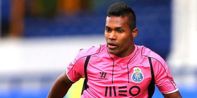 Manchester United Ikut Minati Alex Sandro