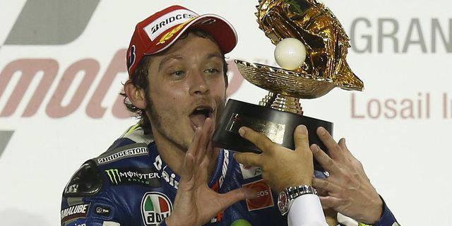 Rossi Beri Trofi MotoGP Qatar ke Bocah Penderita Leukemia Rossi Beri Trofi MotoGP Qatar ke Bocah Penderita Leukemia